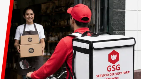 Motorizado GSG recibiendo pedidos en una tienda